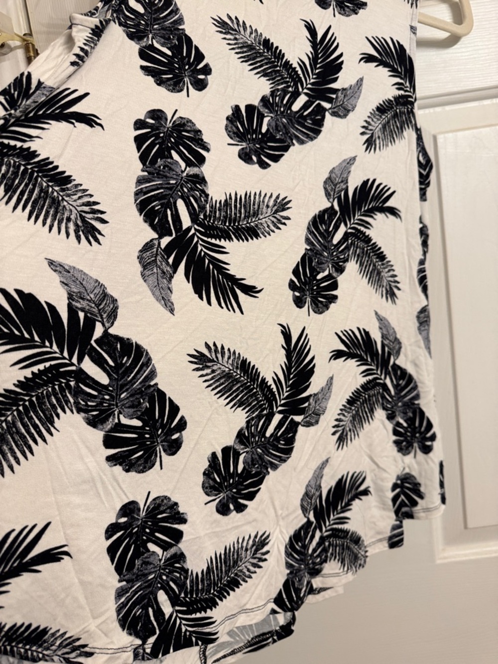 Old Navy Black and White Leaf-Print Tank - Picture 3 of 3